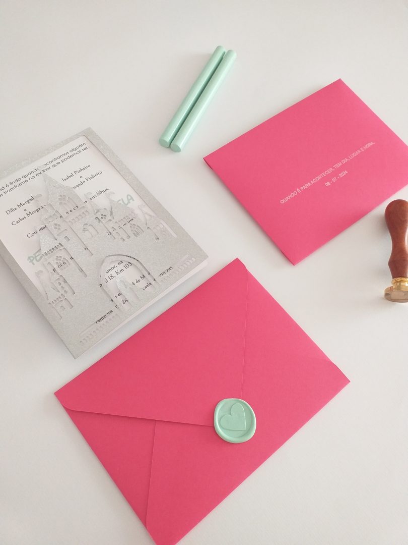 Convite de casamento castelo Disney recortado a laser com envelope rosa e selo de cera menta Cátia Silva Atelier