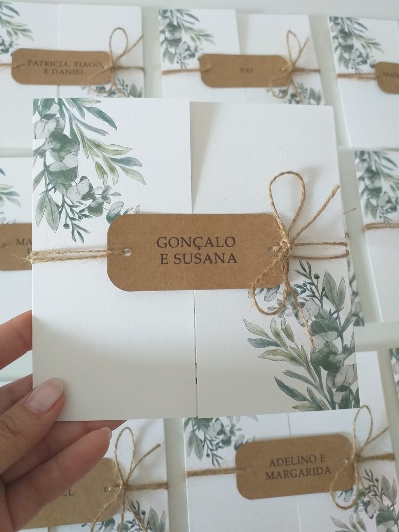 Convite de casamento folhagem com ilustração botânica verde e laço de cordão de juta Catia Silva Atelier