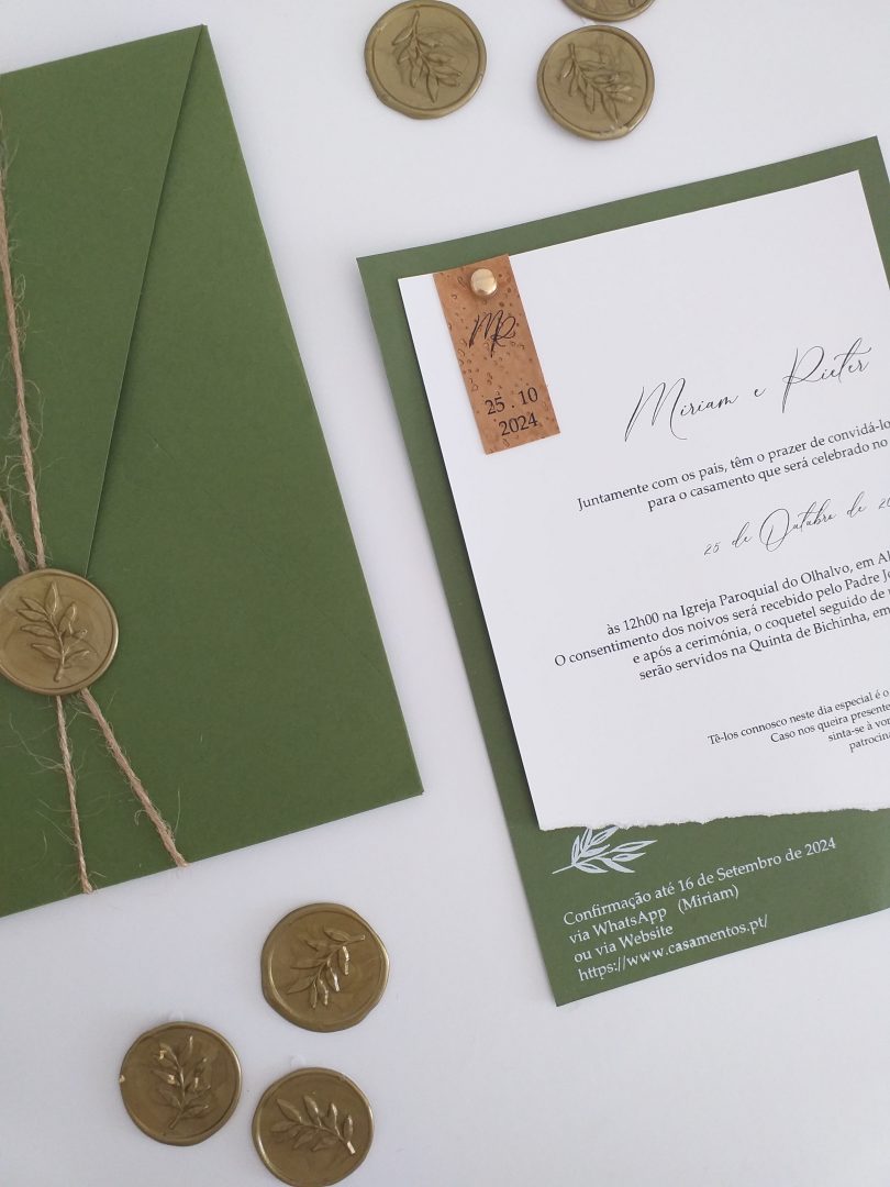 Convite de casamento com cortiça natural e envelope verde azeitona com lacre dourado Cátia Silva Atelier
