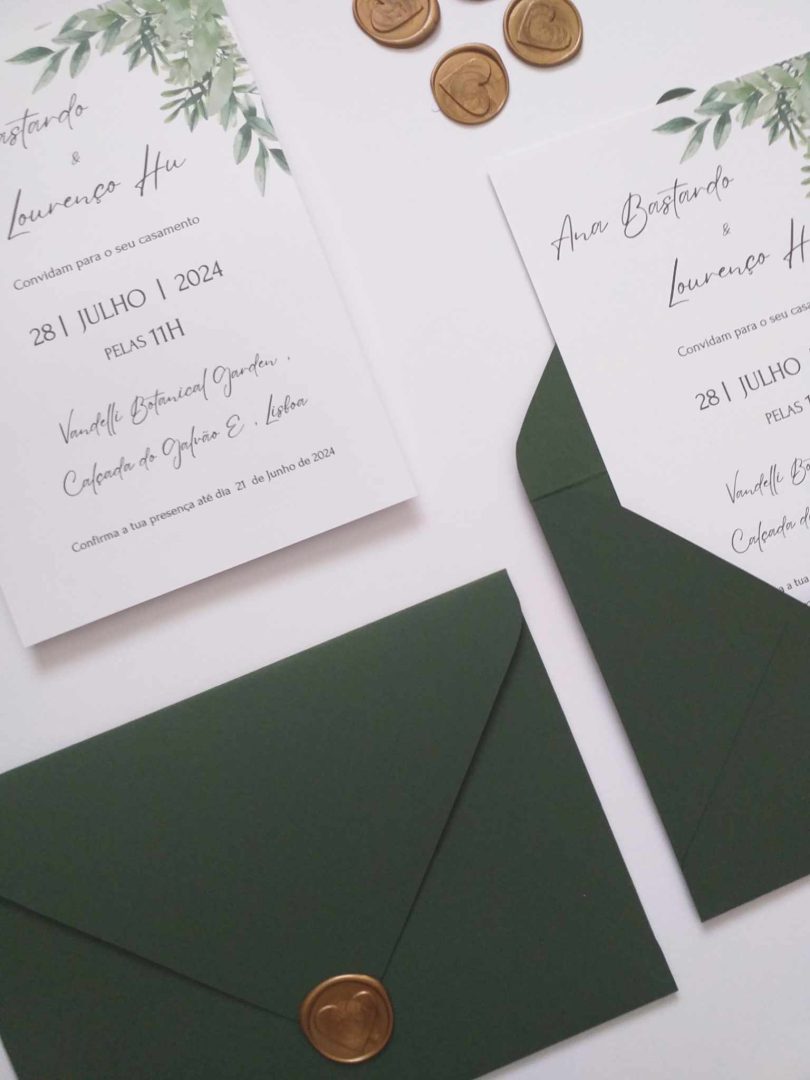 Convite de casamento folhagem verdone com envelope verde escuro e lacre de cera dourado Cátia Silva Atelier