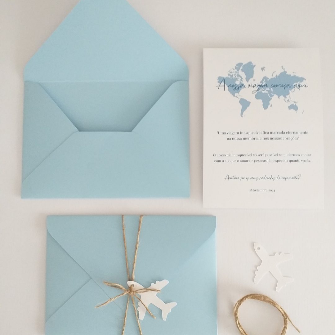 Convite de casamento padrinhos viagem com mapa mundo azul e envelope azul céu Cátia Silva Atelier