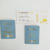 Convite de casamento passaporte azul com detalhes dourados e bilhete de embarque personalizado Cátia Silva Atelier