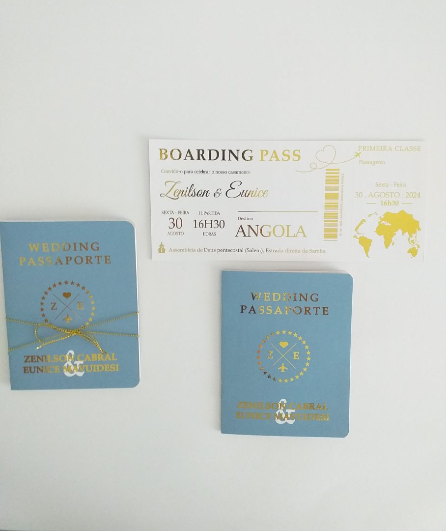 Convite de casamento passaporte azul com detalhes dourados e bilhete de embarque personalizado Cátia Silva Atelier