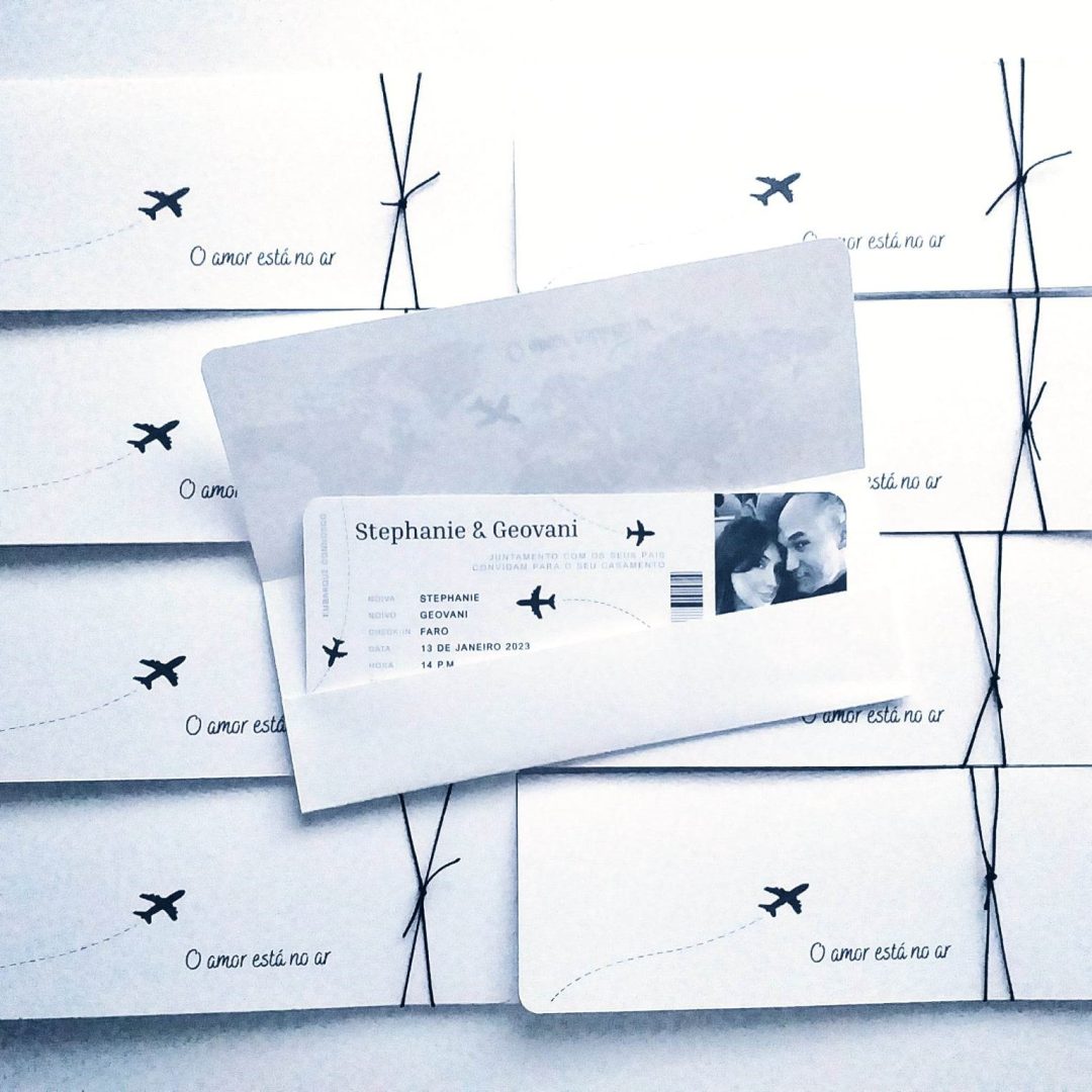 Convite de casamento bilhete de embarque preto e branco com envelope ilustrado e foto dos noivos Cátia Silva Atelier