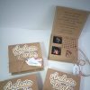 CX PADRNHOS BOMBOM Convite padrinhos caixa bombom em kraft com nomes em relevo e chocolates Cátia Silva Atelier