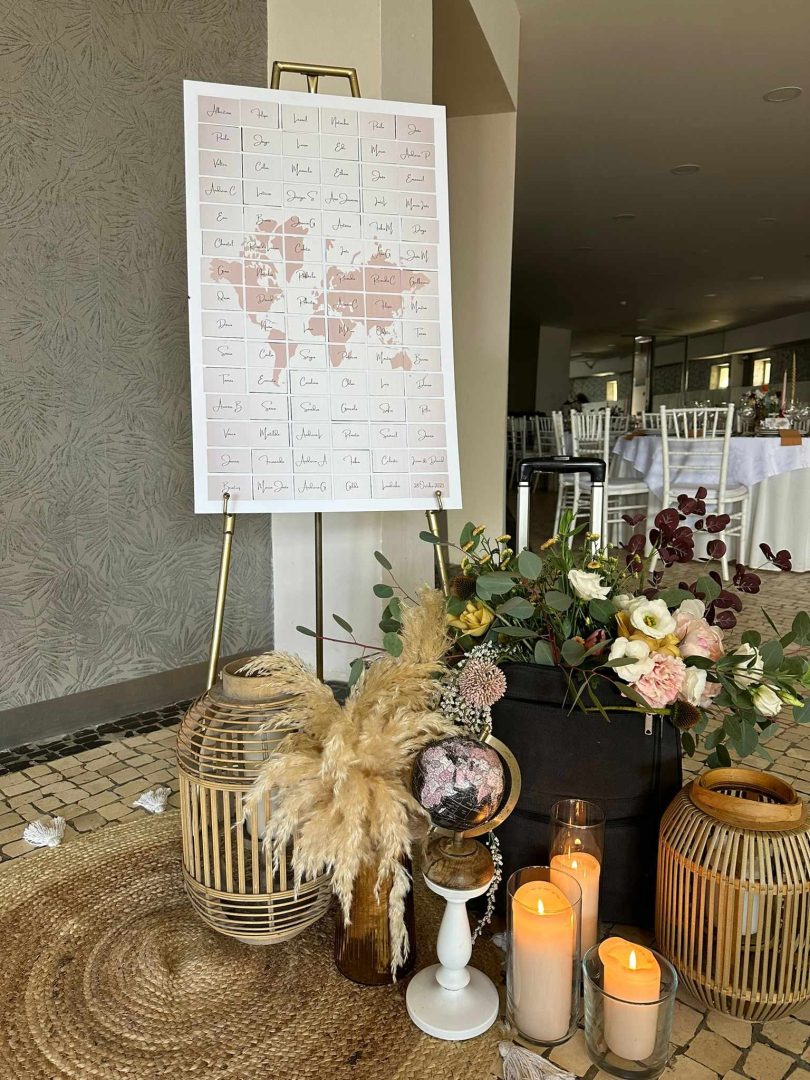 Placard de mesas casamento iman com mapa mundo e dezenas de cartões magnéticos individuais Cátia Silva Atelier