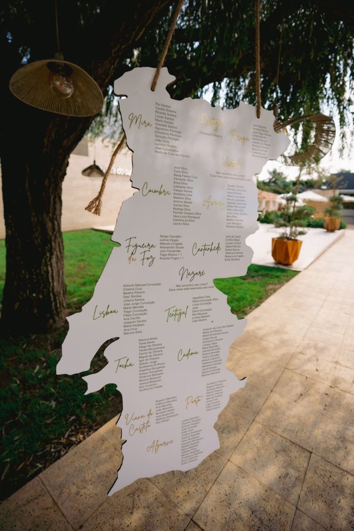 Placard de mesas casamento Portugal recortado suspenso numa árvore com lista de convidados Cátia Silva Atelier