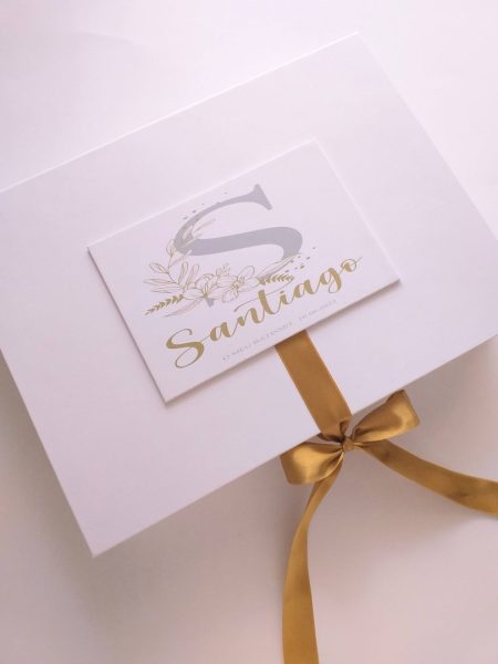 Caixa minimal para conjunto de batismo com separador personalizada com fita dourada Catia Silva Atelier