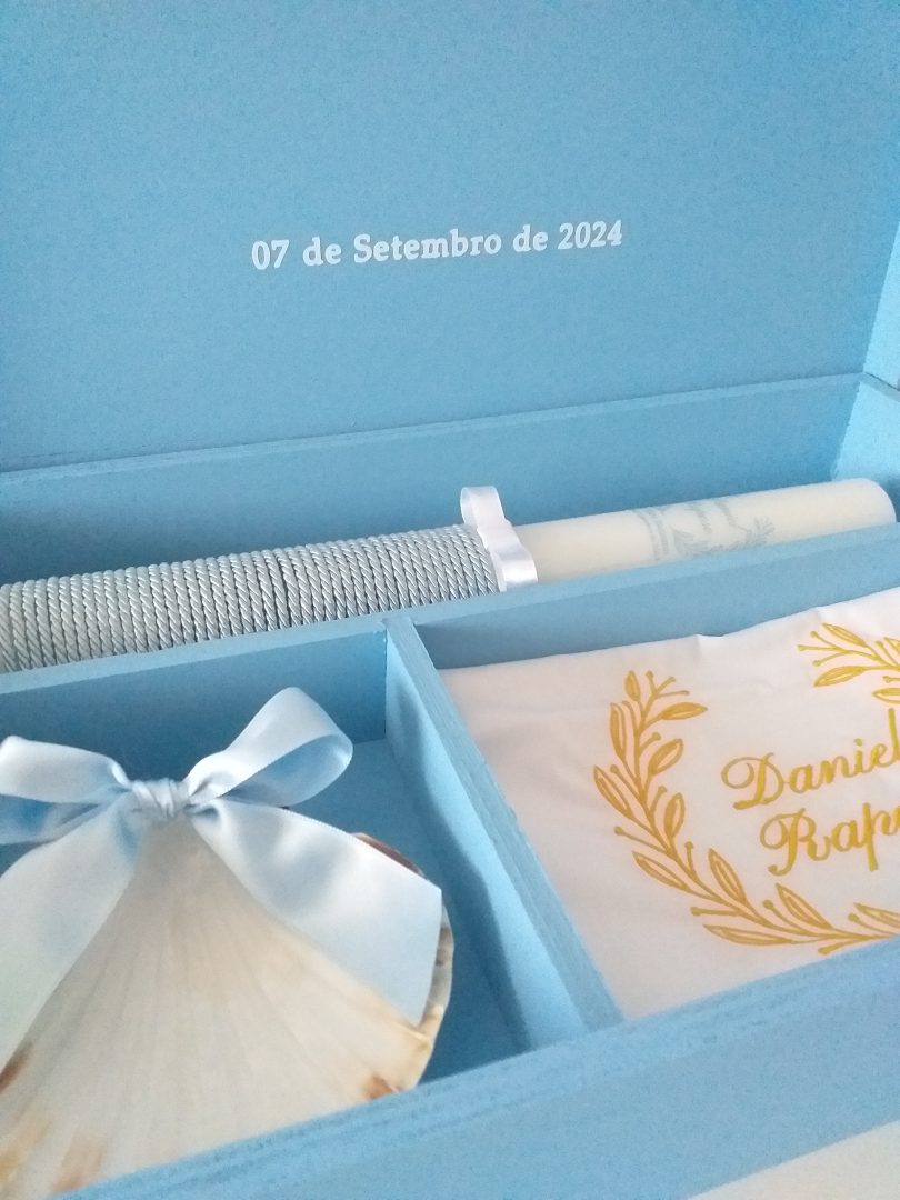 20240905_175315 Conjunto de batismo premium azul personalizável com caixa de madeira Catia Silva Atelier