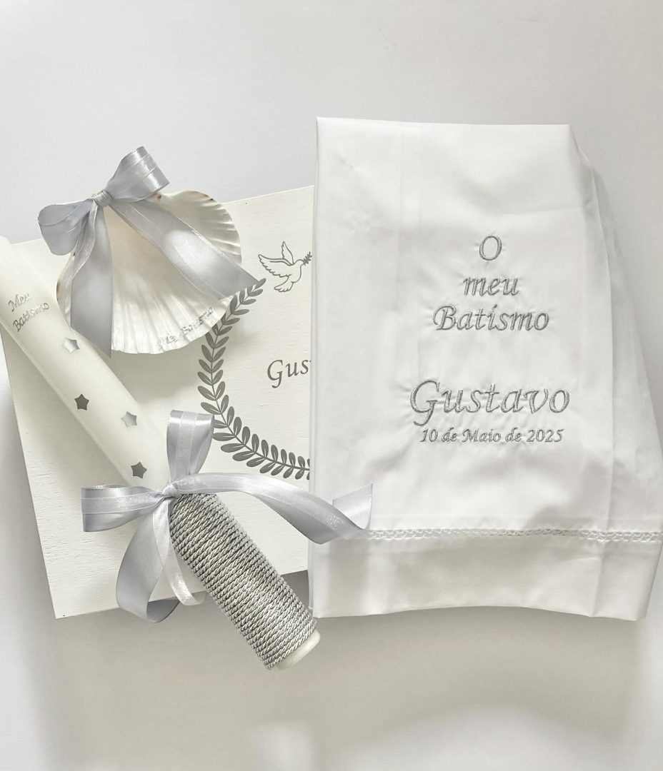 Conjunto de batismo premium branco e cinzento personalizável com caixa Catia Silva Atelier
