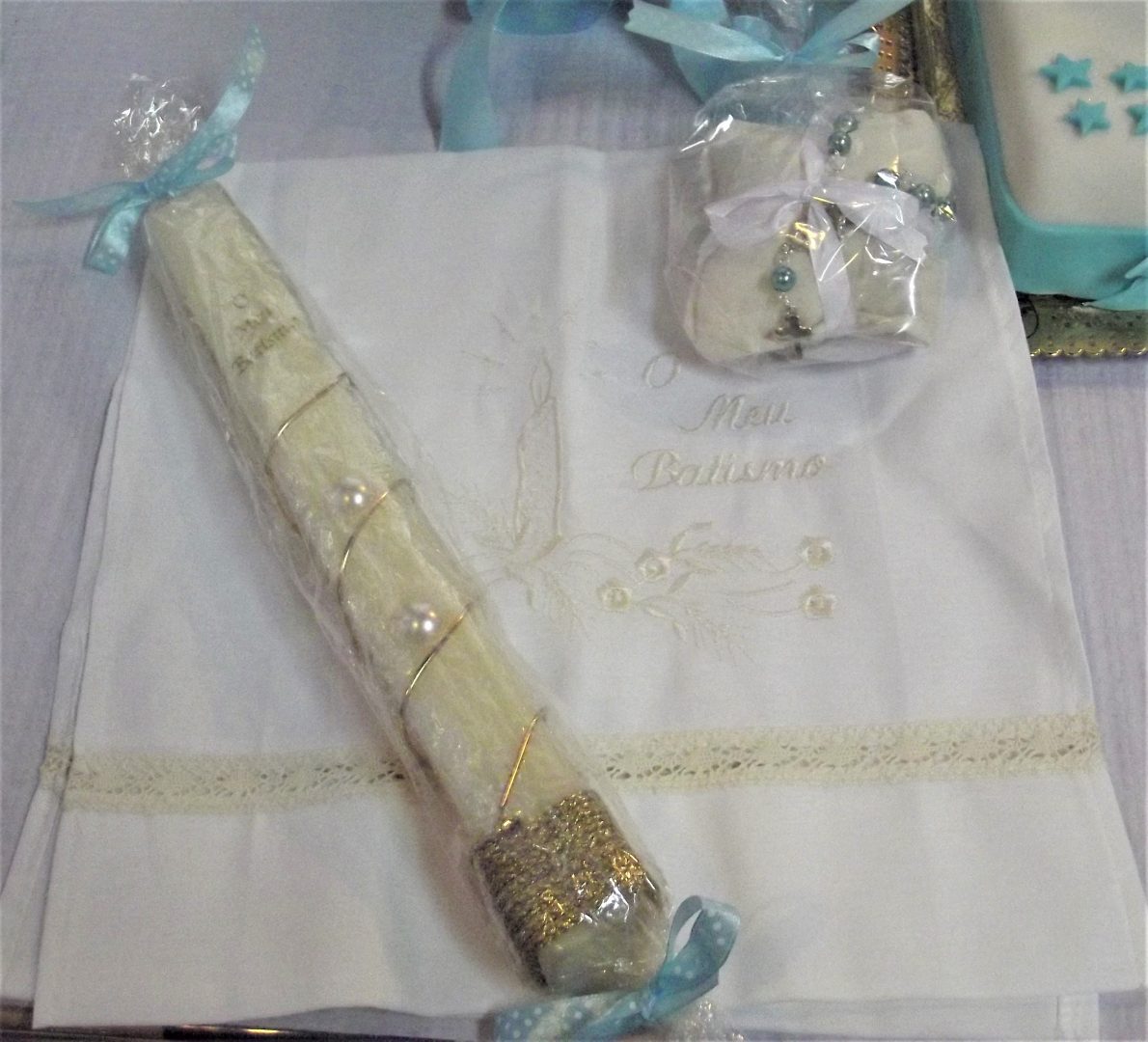 Conjunto de batismo essencial creme personalizável com toalha bordada e vela Catia Silva Atelier