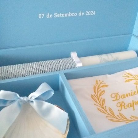 Conjunto de batismo premium azul personalizável com caixa de madeira Catia Silva Atelier