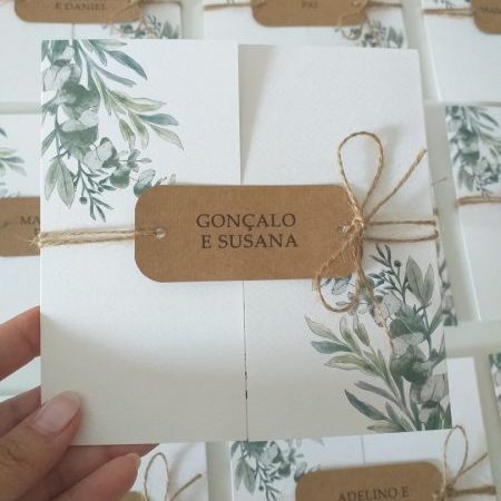 Convite de casamento folhagem com ilustração botânica verde e laço de cordão de juta Catia Silva Atelier