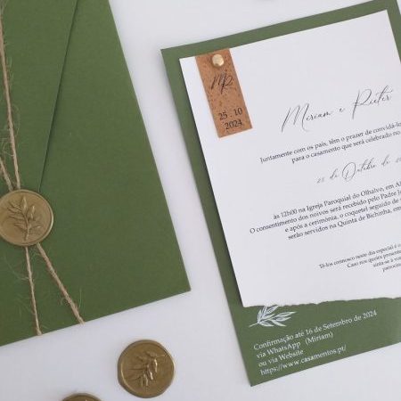 Convite de casamento com cortiça natural e envelope verde azeitona com lacre dourado Cátia Silva Atelier