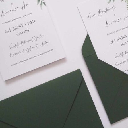 Convite de casamento folhagem verdone com envelope verde escuro e lacre de cera dourado Cátia Silva Atelier