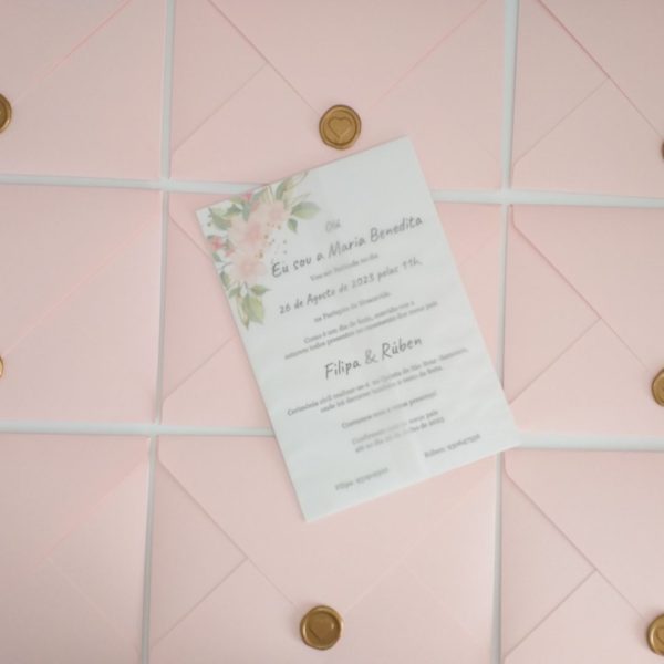Convite de casamento e batizado rosa com ilustração floral e selo de cera dourado Cátia Silva Atelier