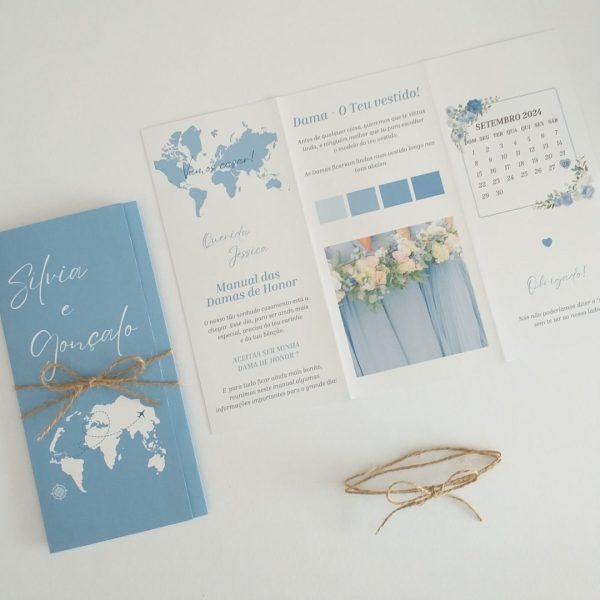 Convite dama de honor viagem azul com mapa mundo e laço de juta Cátia Silva Atelier