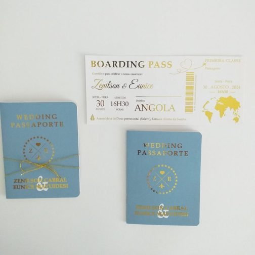 Convite de casamento passaporte azul com detalhes dourados e bilhete de embarque personalizado Cátia Silva Atelier