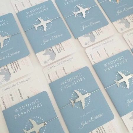 Convite de casamento viagem azul claro passaporte e bilhete de embarque sobre papel texturizado Catia Silva Atelier
