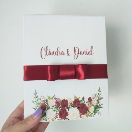Convite dama de honor caixa branca com flores marsala e manual de estilo interior Cátia Silva Atelier