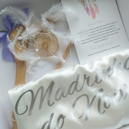 Convite madrinha de casamento caixa branca com robe azul cabide e caça sonhos artesanal Cátia Silva Atelier