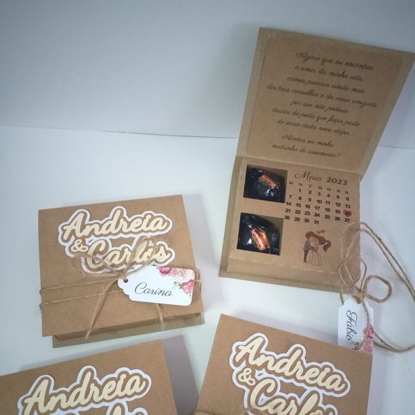 Convite padrinhos caixa bombom em kraft com nomes em relevo e chocolates Cátia Silva Atelier