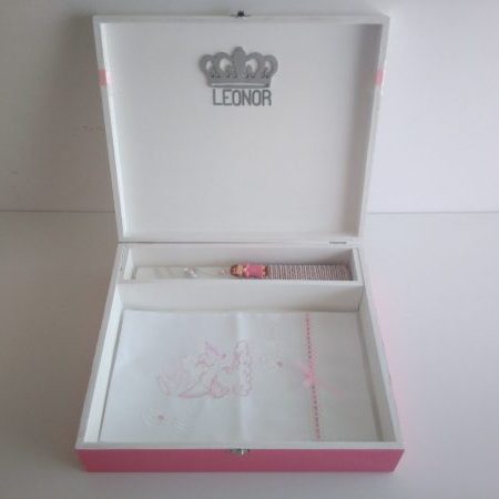 Conjunto de batismo premium rosa e cinzento personalizável com caixa de madeira Catia Silva Atelier