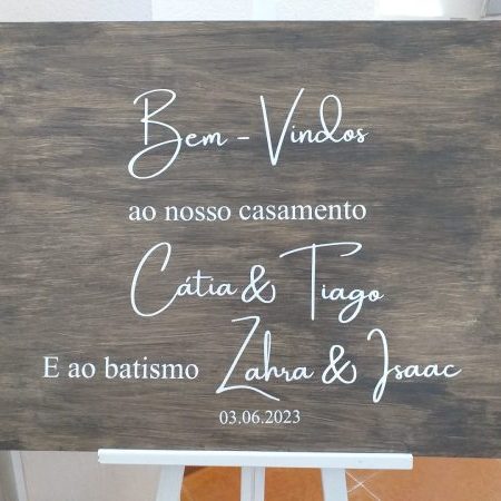 Placard boas-vindas Casamento madeira escura personalizado com nomes em branco Cátia Silva Atelier