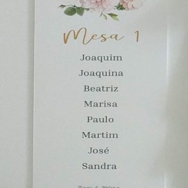 Placard de mesas cartões floral branco com rosas blush e nomes dos convidados Cátia Silva Atelier.